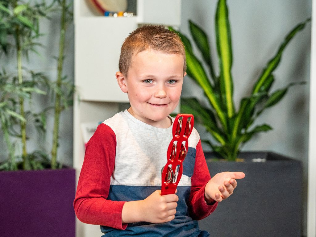 Enfant qui joue du sistre